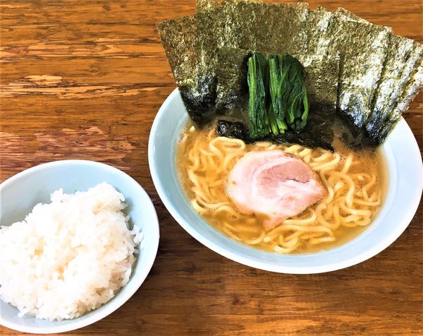 「ラーメン並全部普通＋ほうれん草＋のり＋ライス小」@まこと家の写真