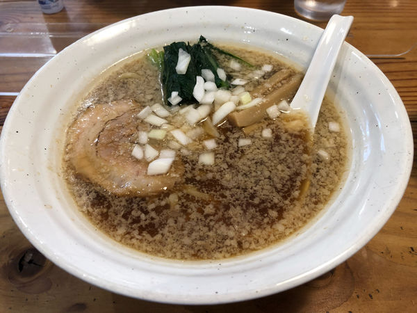 「煮干醤油ラーメン750円」@自家製多加水極太麺 ISAMIの写真