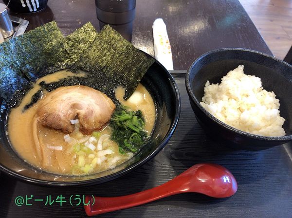 「豚骨醤油(780円)硬め普通少なめサービスライス付き」@横浜家系ラーメン 坂戸家の写真