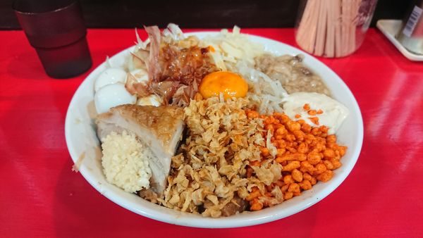 「冷やしまぜそば(950円)全マシ+うずら(100円)」@鷹の目 大宮店の写真