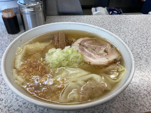 「塩ワンタン麺」@自家製麺 らーめん くぼ田の写真