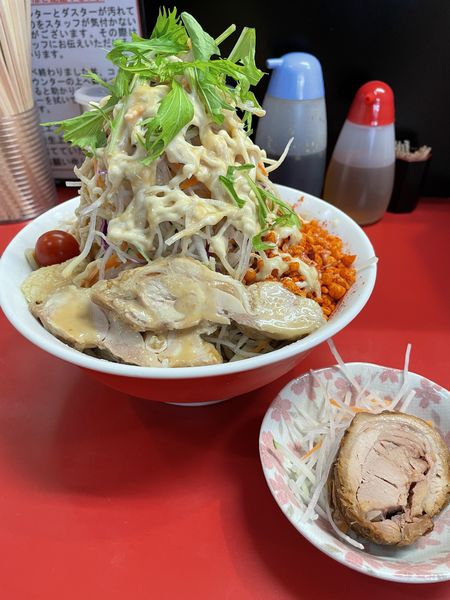 「冷やし中華、豚一枚追加、ヤサイ、ニンニク、辛揚げ、ガリマヨ」@千里眼の写真