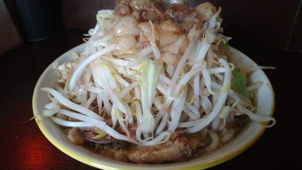 「ラーメン中豚2枚」@ラーメン イエロー 新宿御苑前店の写真