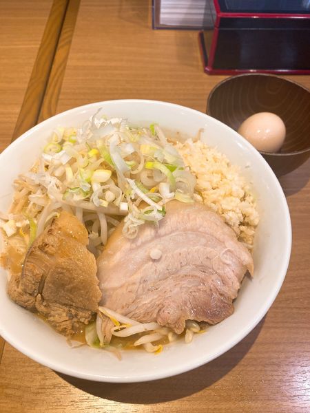 「らーめん(豚1枚) 野菜少なめニンニクネギ温玉」@ちばから 蒲田店の写真