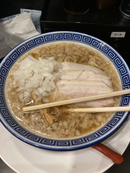 「背脂中華そば　玉ねぎ」@新潟発祥 なおじ 西新宿店の写真