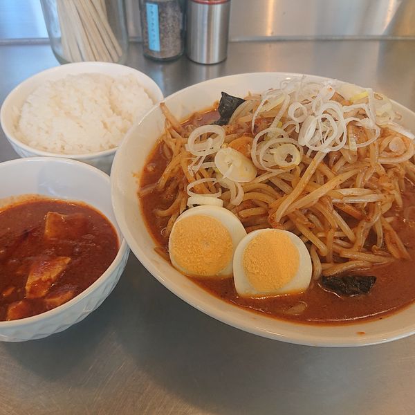 「ファイヤーマウンテン950円、別皿麻婆50円、ライス100円」@旨辛タンメン ファイヤーマウンテンの写真