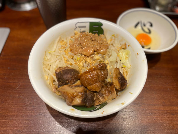 「汁なしそばミニ　玉葱&にんにく無し　900」@ラーメン 雷 東京本丸店の写真