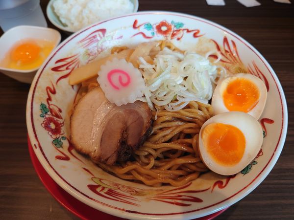 「黑丸味玉油そば（大盛）870円＋生たまご50円＋半ライス」@らーめん専門店 ぶぶか 西台店の写真