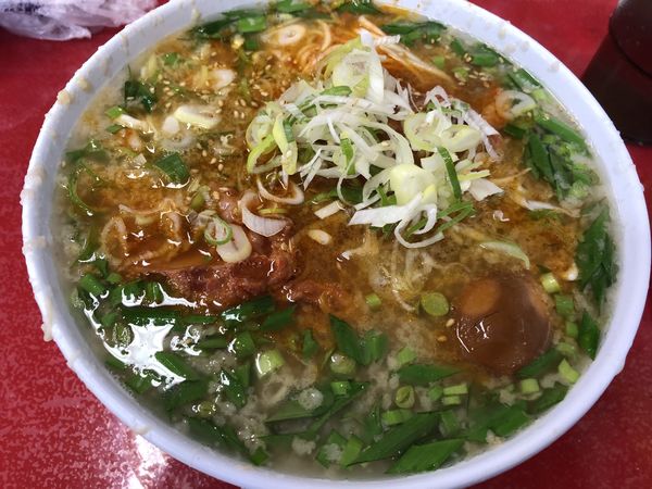 「辛口ホルモン麺　並ライスガツ刺しハラミステーキ」@とん平食堂の写真