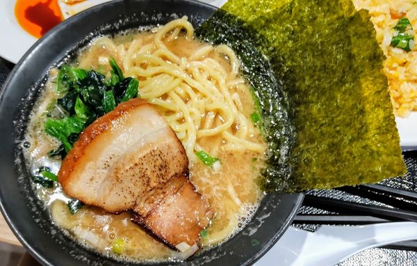 「豚骨ラーメン(醤油)餃子セット 半炒飯」@一味厨房の写真