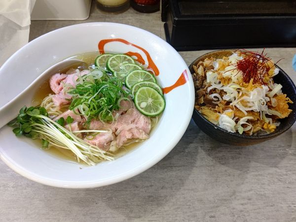 「冷製すだちそば(並盛・130g)900円＋ほろ肉丼350円」@らーめん酒場 福籠 通町店の写真