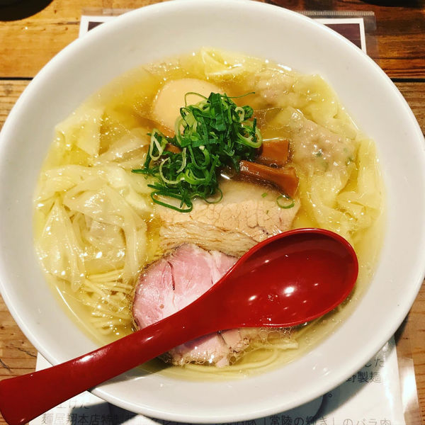 「軍鶏味玉塩ラーメン＋雲呑」@麺屋 翔 西新宿本店の写真