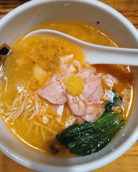 「『サーモンラーメン』880円」@真鯛らーめん 麺魚の写真
