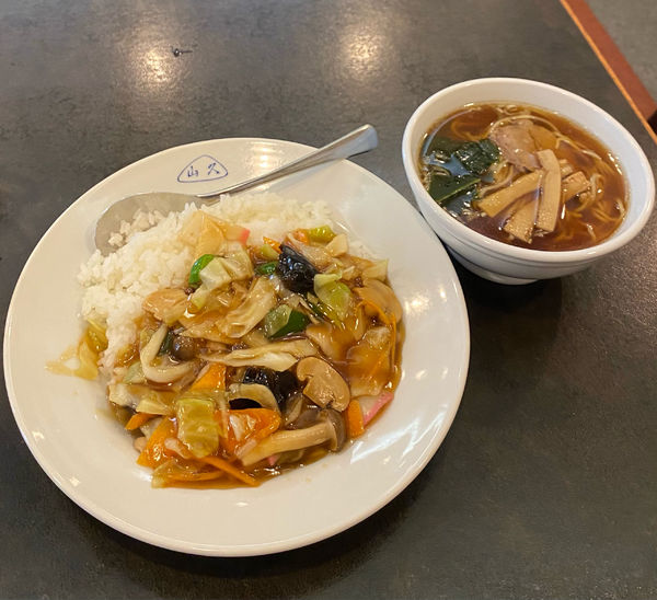 「週替わりランチセット・中華丼＆半ラーメン¥900」@中国料理 山久の写真