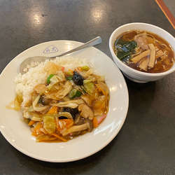 週替わりランチセット・中華丼＆半ラーメン¥900