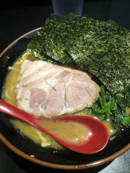 「チャーシュー麺中盛950円、硬め濃いめ」@横浜家系ラーメン 思道の写真