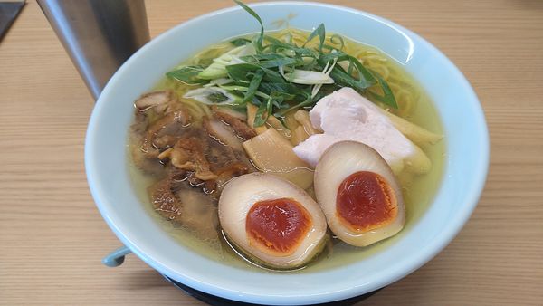 「笠岡らーめん(塩・並)+味玉¥900-」@笠岡らーめん TAKETONBOの写真