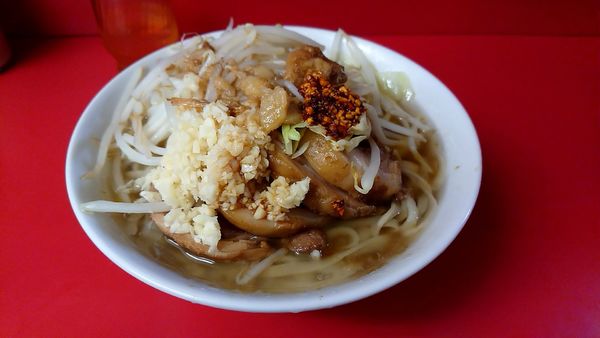 「小豚（900円）ニンニクアブラカラメラー油」@ラーメン二郎 千住大橋駅前店の写真