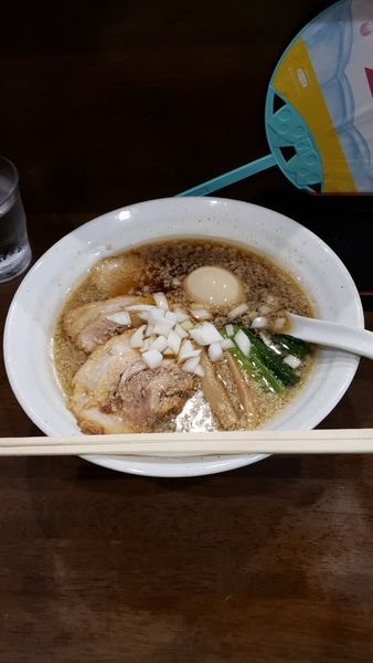 「背脂煮干しラーメン750円・三点盛り300円」@自家製多加水極太麺 ISAMIの写真