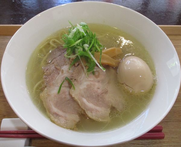 「塩らぁめん＋サービス味玉　800円」@らぁめん ご恩の写真