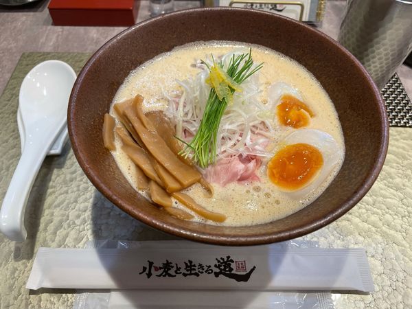 「濃厚鶏白湯そば　旨味味噌テイスト　全トッピング」@小麦と生きる道の写真
