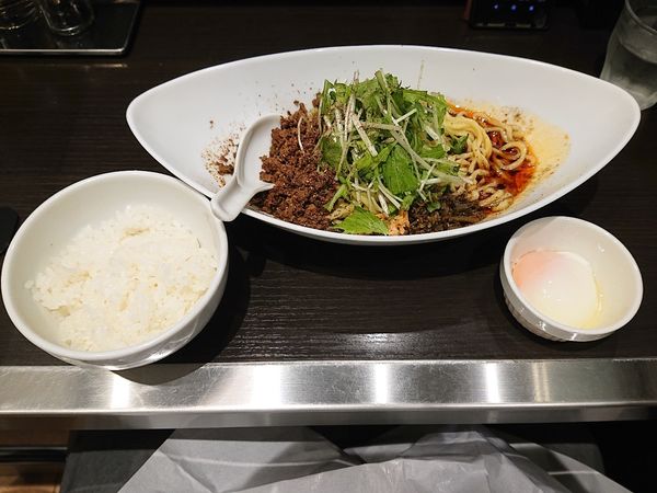 「汁無し担々麺 半ライス 半熟卵」@四川担担麺 阿吽 キッテグランシェ店の写真