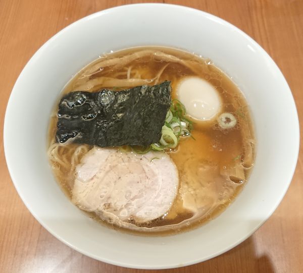 「名古屋コーチン玉子入り醬油らぁ麺」@支那そばや 東京ラーメンストリート店の写真