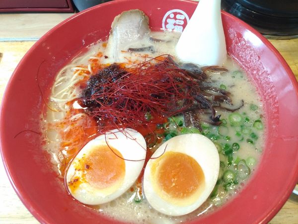 「赤辛辛ラーメン＋高菜＋味玉」@豚骨らーめん 福の軒 秋葉原店の写真