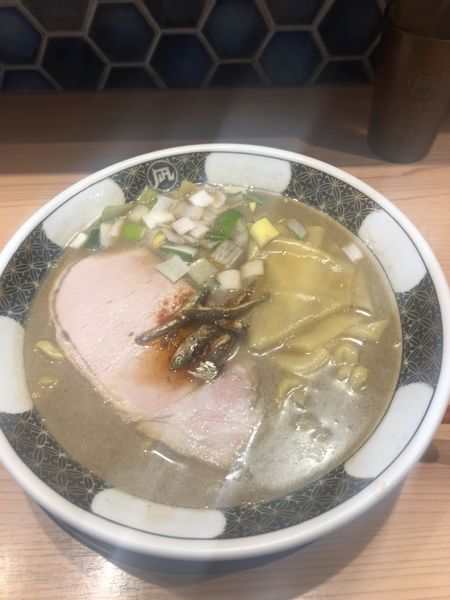 「すごい煮干しラーメン（醤油）　870円」@すごい煮干ラーメン野毛 すし 釣りきんの写真
