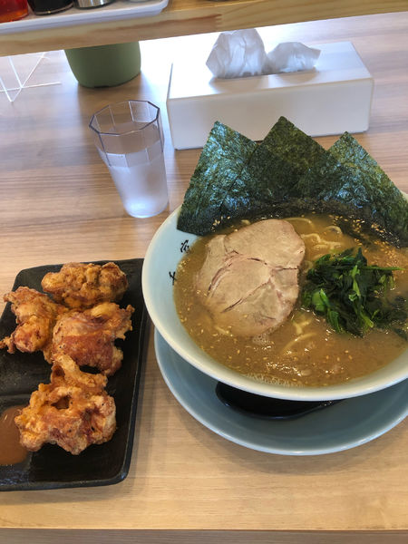 「ラーメン唐揚げセット、硬め濃いめ」@横濱家系ラーメン 千家 本巣店の写真
