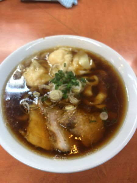 「海老ワンタン　900円 濃口（醤油）50円」@日陰の写真