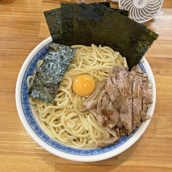 「冷やし油そば（並）海苔、生卵、小チャーシュー」@自家製中華そば としおかの写真