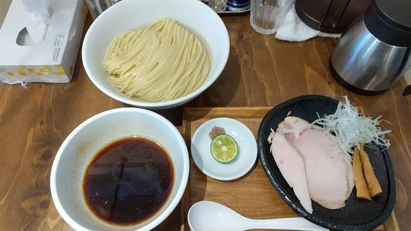 「醤油つけ麺(300g) 1050円+藻塩＆すだち 50円」@麺屋鈴春の写真