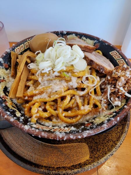 「爆盛油脂麺　脂にんにく多め」@らーめん 平太周 神保町店の写真