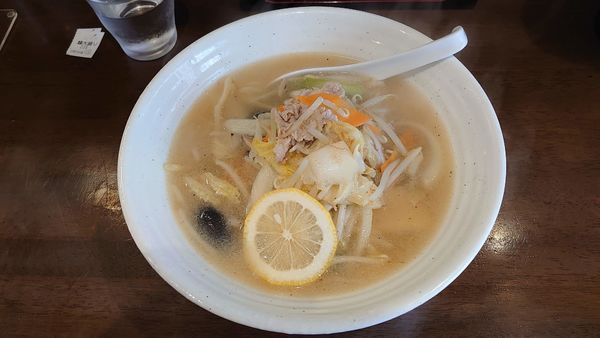 「塩タンメン 750円 + 大盛 100円」@自家製多加水極太麺 ISAMIの写真