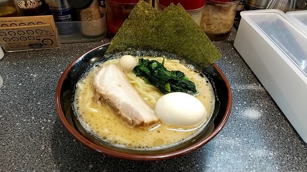 「特製味玉ラーメン（８３０円）」@横浜家系ラーメン 鶴見家の写真