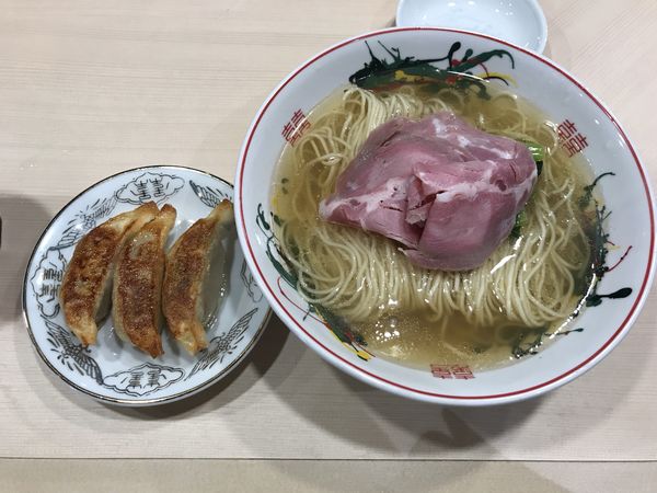 「塩ラーメン＋餃子」@ぷれじでんとの写真