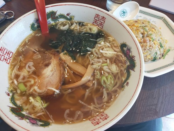 「ラーメンと半チャーハンセット」@中華栄雅の写真