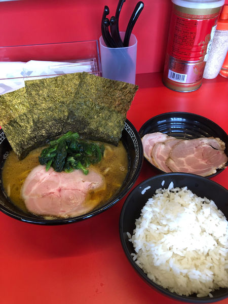 「チャーシュー麺硬め濃いめ、ライス」@横浜家系ラーメン 内田家 博多本店の写真
