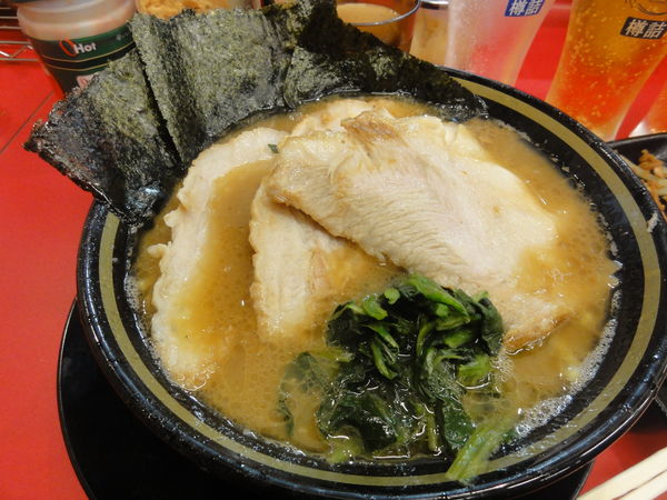 「ラーメン硬めバラ3枚トントロ1枚🍺3杯」@IEKEI_TOKYO 王道家直系の写真