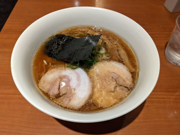「醤油らぁ麺」@支那そばや 東京ラーメンストリート店の写真