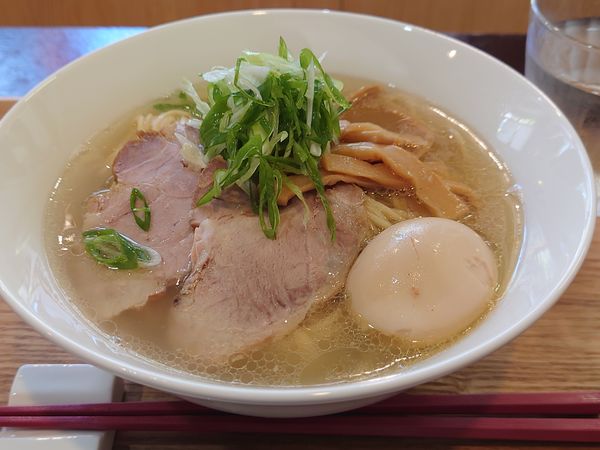 「塩らぁめん¥800+味玉、大盛り¥100」@らぁめん ご恩の写真