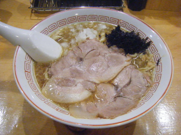 「中華そば（醤油、麺少なめ、背脂少なめ）」@背脂煮干し中華そば 和市 新橋本店の写真