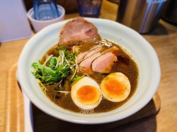 「黒（にほんいち醤油）（￥890）」@麺巧 潮 上野製麺所の写真