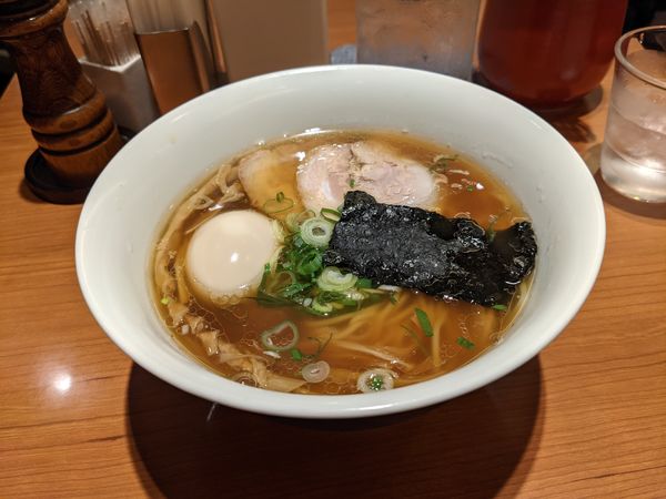 「名古屋コーチン玉子入り醤油らぁ麺」@支那そばや 東京ラーメンストリート店の写真