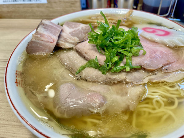 「支那そば チャーシュー 大盛［塩煮干し］」@くじら食堂bazar 三鷹店の写真