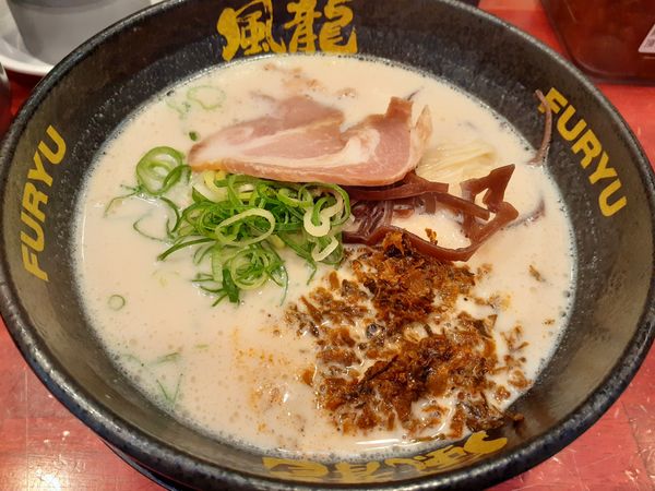 「とんこつラーメン、替え玉2玉」@とんこつラーメン 博多風龍 渋谷店の写真