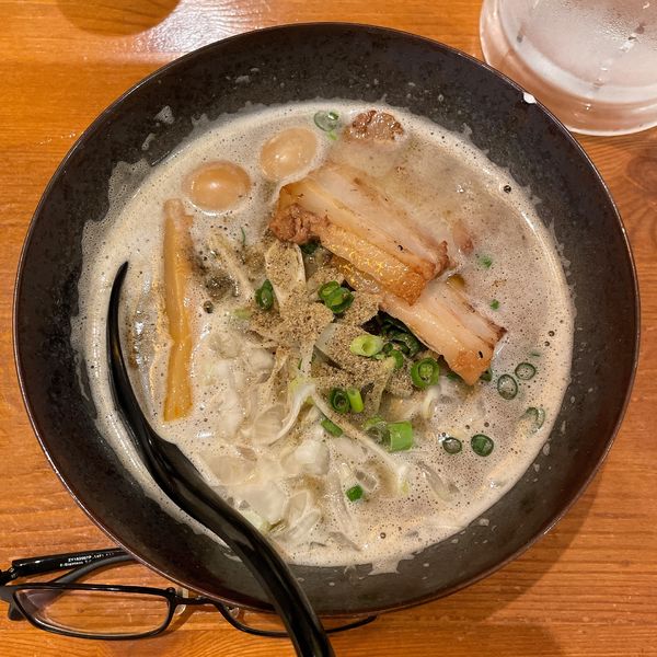 「煮干し鯛らーめん（半麺）」@熱々肉汁餃子 あじくらの写真