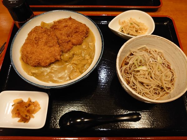 「カツカレー丼+半かけ冷やそば」@蕎麦屋みのりの写真