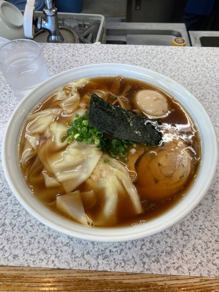 「わんたん麺大盛り味玉」@自家製麺 らーめん くぼ田の写真